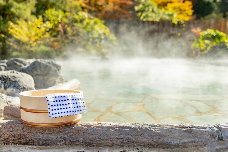 Piscina termal al aire libre con vapor entre montañas