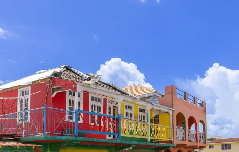 Edificios coloniales coloridos con balcones decorados en un pueblo histórico